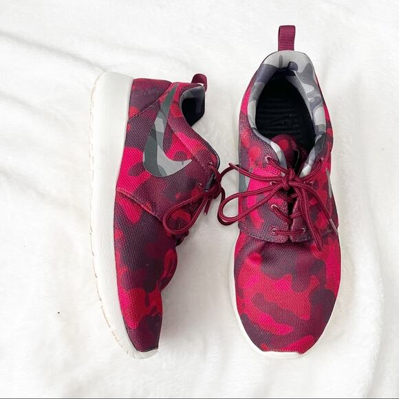 Nike Roshe Run One red camouflage print running sneaker size 7 athletic - Picture 2 of 8